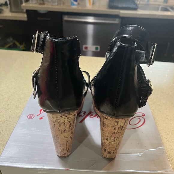 Breckelle’s. shore - Picture 2 of 4